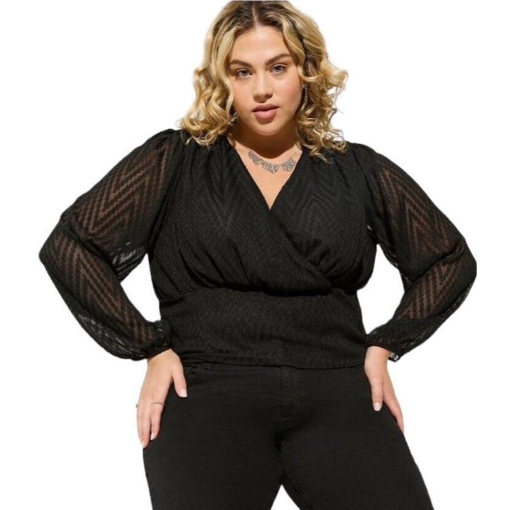 Torrid Woman’s Black Clip Zig Zag Surpplice Crop Long Sleeve Blouse V-Neck Sz 3X